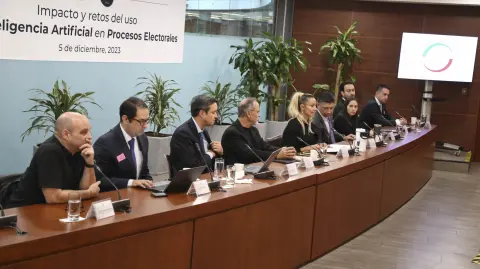 Panel Impactos y retos del uso de la IA en procesos electorales. Foto EE: Cortesía X / @senadomexicano