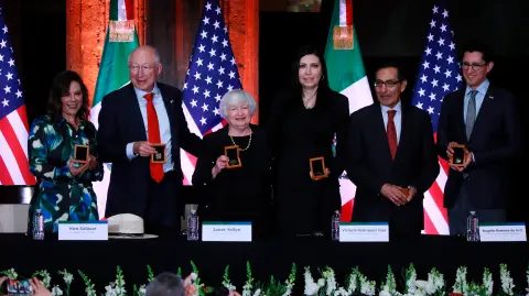 La secretaria del Tesoro de Estados Unidos, Janet Yellen, acudió a la puesta en circulación de la moneda conmemorativa de los 200 años de relaciones diplomáticas entre Estados Unidos y México. Foto: Eric Lugo