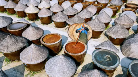 Un trabajador produce salsa de soja en Rugao, en la provincia oriental china de Jiangsu, el 24 de octubre de 2023. Foto: AFP