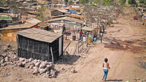 CULIACAN, SINALOA, 07MARZO2013: Alrededor  de 300 familias de la Colonia ampliacion 5 de febrero piden la oportunidad de comprar los terrenos que han ocupado desde hace ya varios meses. Las condiciones son precarias, casas echas de laminas de carton y madera sin servicios basicos que se ha convertido en su vivienda. La pobreza obliga a las personas a invadir terrenos que no son de su propiedad con temor de que sean desalojados por el dueno del terreno.FOTO: RASHIDE FRIAS /CUARTOSCURO.COM