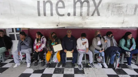 Filas en el módulo del INE de Zaragoza: Foto EE: Eric Lugo.