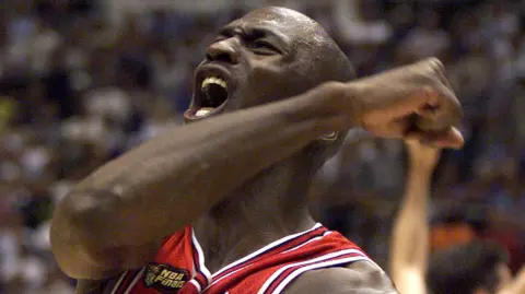 La camiseta de Jordan en el primer partido de las Finales de la NBA de 1998, sigue ostentando el récord mundial del articulo deportivo usado en un partido, más costoso del mundo. Foto Reuters.