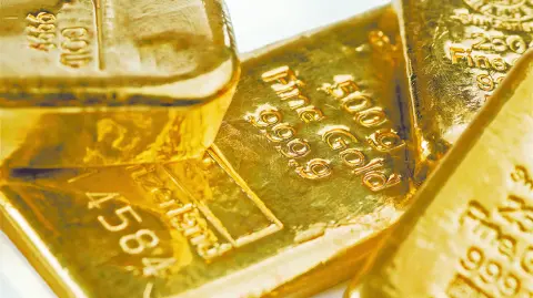 Several,Cast,Gold,Bars,Of,Different,Weights,Isolated,On,White