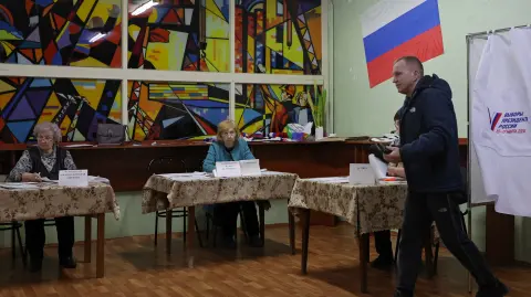 Centro de votación en la ciudad de Siastrói, en la región de Leningrado, Rusia. Foto: Reuters