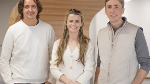 Sebastián Noguera, cofundador de Tuhabi, Brynne McNulty Rojas, cofundadora de Tuhabi y Marcos Kantt, CFO de Tuhabi. Foto: Cortesía.