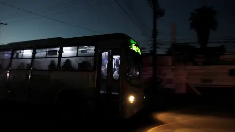 Si alguna empresa requiere más energía eléctrica, debe acudir al Cenace y a la CFE. Foto: Reuters.