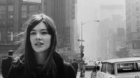 Françoise Hardy caminando por las calles de Nueva York en 1965. Foto: AFP