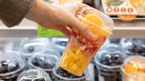 Alimentos frescos que se conservan pocos días o semanas, se almacenan en envases que puede durar más de un siglo. Foto: Shutterstock.