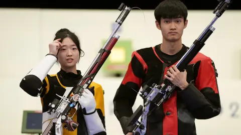  Yuting Huang y Lihao Sheng, de China, posan con sus armas después de ganar el primer oro de París 2024. Foto: Reuters