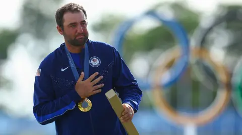 El medallista de oro Scottie Scheffler de Estados Unidos celebra en el podio.