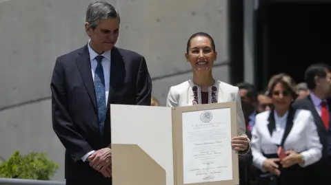Claudia Sheinbaum muestra la constancia de mayoría que la acredita como presidenta electa de México. Foto EE: Eric Lugo.