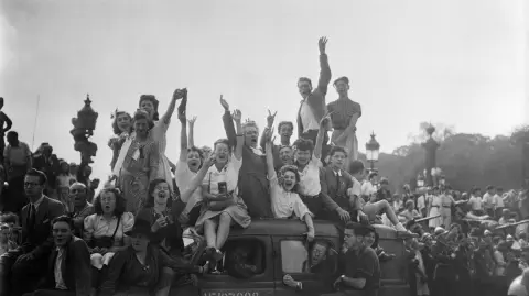 Esta multitud vitoreando saluda mientras esperan a los soldados de las tropas aliadas; hace 80 años, los parisinos se rebelaron contra los ocupantes alemanes: el 25 de agosto de 1944, después de una semana loca de huelgas, barricadas y batallas callejeras, París fue liberada. Foto: AFP