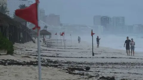 Hasta el momento hay más de 1,400 brigadistas apoyando en Cancún y otras ciudades por distintas contingencias.

Para más información del tema, visita: https://www.eleconomista.com.mx/estados/quintana-roo-declara-alerta-roja-helene-municipios-corren-riesgo-20240925-727362.html

¡Síguenos en nuestras redes sociales para mantenerte informado!

Twitter: https://twitter.com/eleconomista 
Facebook: https://www.facebook.com/ElEconomista.mx
Instagram: https://www.instagram.com/eleconomistamx
LinkedIn: https://www.linkedin.com/company/el-economista/

#ElEconomista #EETV