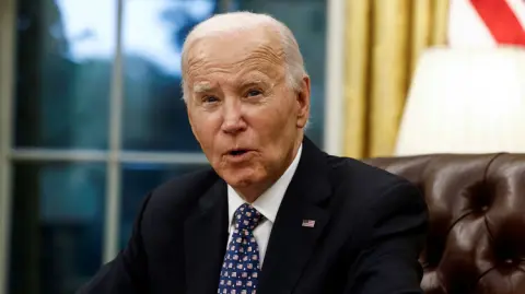 La primera dama de Estados Unidos, Jill Biden, encabezó a la delegación estadounidense que acudió este martes a la ceremonia protocolaria de toma de protesta en la que Claudia Sheinbaum Pardo asumió la Presidencia de México.

Para más información del tema, visita: https://www.eleconomista.com.mx/politica/joe-biden-felicita-sheinbaum-asumir-presidencia-mexico-20241001-728203.html

¡Síguenos en nuestras redes sociales para mantenerte informado!

Twitter: https://twitter.com/eleconomista 
Facebook: https://www.facebook.com/ElEconomista.mx
Instagram: https://www.instagram.com/eleconomistamx
LinkedIn: https://www.linkedin.com/company/el-economista/

#ElEconomista #EETV