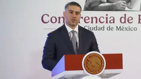 El secretario de Seguridad y Protección Ciudadana, Omar García Harfuch, dio a conocer este martes que el alcalde de Chilpancingo, Alejandro Arcos, quien fue hallado sin vida el pasado domingo, acudiría a una reunión en la comunidad de Petaquillas sin escoltas ni chofer, viajando solo en su camioneta.

Para más información del tema, visita: https://www.eleconomista.com.mx/politica/sspc-alcalde-chilpancingo-solicito-proteccion-y-escoltas-reunion-aseguran-20241008-729124.html

¡Síguenos en nuestras redes sociales para mantenerte informado!

Twitter: https://twitter.com/eleconomista 
Facebook: https://www.facebook.com/ElEconomista.mx
Instagram: https://www.instagram.com/eleconomistamx
LinkedIn: https://www.linkedin.com/company/el-economista/

#ElEconomista #EETV