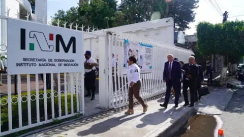 La presidenta de México, Claudia Sheinbaum, informó este martes que Sergio Salomón, actual gobernador de Puebla, será el próximo titular del Instituto Nacional de Migración.

Para más información del tema, visita: https://www.eleconomista.com.mx/politica/sheinbaum-anuncia-sergio-salomon-sera-nuevo-titular-instituto-nacional-migracion-20241008-729117.html
Twitter: https://twitter.com/eleconomista 
Sitio web: https://www.eleconomista.com.mx/ 
Facebook: https://www.facebook.com/ElEconomista.mx 

#ElEconomista #CapitalHumano #EETV