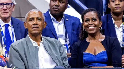 Obama, de 63 años, dará un mitin por la noche en Pittsburgh, cuna de la industria del acero estadounidense, participará en un acto de recaudación de fondos, grabará anuncios televisivos y telefónicos y viajará a los otros seis estados.

Para más información del tema, visita: https://www.eleconomista.com.mx/internacionales/obama-entra-campana-impulsar-harris-mitin-clave-pensilvania-20241010-729548.html

¡Síguenos en nuestras redes sociales para mantenerte informado!

Twitter: https://twitter.com/eleconomista 
Facebook: https://www.facebook.com/ElEconomista.mx
Instagram: https://www.instagram.com/eleconomistamx
LinkedIn: https://www.linkedin.com/company/el-economista/

#ElEconomista #EETV