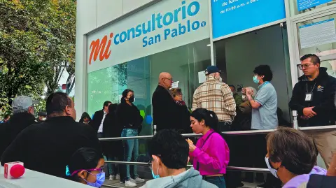 CIUDAD DE M…XICO, 20DICIEMBRE2023.- Personas realizaron fila en un consultorio de la Farmacia San Pablo para la aplicaciÛn de la vacuna Covid-19 que a partir de hoy comenzÛ su venta en dichos establecimientos. Las otras tres cadenas que podr·n venderlas son Benavides, Guadalajara y Del Ahorro. 

FOTO: GALO CA—AS/CUARTOSCURO.COM