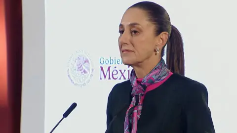 La presidenta de México, Claudia Sheinbaum, hizo un llamado este viernes a las autoridades españolas para aprovechar este 12 de octubre, fecha en que se celebra el Día de la Hispanidad, para pedir perdón a los pueblos originarios de México y disculparse "como han hecho otros presidentes y gobernantes de distintos lugares del mundo".

Para más información del tema, visita: https://www.eleconomista.com.mx/politica/sheinbaum-anima-espana-aprovechar-dia-hispanidad-disculparse-conquista-20241011-729690.html

¡Síguenos en nuestras redes sociales para mantenerte informado!

Twitter: https://twitter.com/eleconomista 
Facebook: https://www.facebook.com/ElEconomista.mx
Instagram: https://www.instagram.com/eleconomistamx
LinkedIn: https://www.linkedin.com/company/el-economista/

#ElEconomista #EETV