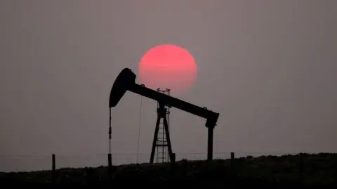 Los precios del petróleo bajaron este viernes, pero subieron por segunda semana consecutiva, ya que los inversores sopesaron factores como las posibles interrupciones del suministro en Oriente Medio y el impacto del huracán Milton en la demanda de combustible en Florida.

Para más información del tema, visita: https://www.eleconomista.com.mx/mercados/petroleo-baja-cierra-semana-ganancias-1-perspectivas-demanda-florida-20241011-729704.html 

¡Síguenos en nuestras redes sociales para mantenerte informado!

Twitter: https://twitter.com/eleconomista 
Facebook: https://www.facebook.com/ElEconomista.mx
Instagram: https://www.instagram.com/eleconomistamx
LinkedIn: https://www.linkedin.com/company/el-economista/

#ElEconomista #EETV