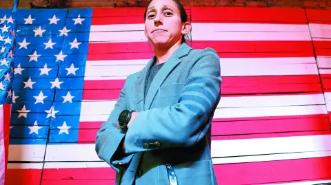 Desiree Linden, quien en el 2018 se convirti€ en la primera estadounidense en ganar el marat€n de Boston, despu»s de 33 a“os, haciendo 2:39:54, bajo unas condiciones clim∑ticas adversas, fue entrevistada por este diario, antes de participar en un evento organizado por la Arizona State University en un restaurante de la Colonia Narvarte. Donde habl€ sobre la importancia de la NCAA en Estados Unidos como un trampolÃn para el deporte profesional. "Hemos tenido estos pilares al atravesar la preparatoria, los clubes y la NCAA que tiene el componente educativo. Estar rodeada de atletas fue clave en t»rminos de competir con grandes atletas. Me abri€ los ojos para irme a nivel profesional.
"La consistencia es una de las cosas que debemos tener en los deportes. Hay que ser conscientes y consistentes y seguir haciendo las cosas", dijo Des Linden. Foto: Fernando Villa del Angel