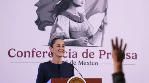 En cinco cuartillas, el exfuncionario hace hincapié en su lucha contra el crimen organizado, al asegurar que durante su tiempo en el gobierno federal combatió al narcotráfico “de manera impecable”. 

Para más información del tema, visita: https://www.eleconomista.com.mx/politica/claudia-sheinbaum-califica-cinismo-carta-garcia-luna-20241016-730246.html
Twitter: https://twitter.com/eleconomista 
Sitio web: https://www.eleconomista.com.mx/ 
Facebook: https://www.facebook.com/ElEconomista.mx 

#ElEconomista #CapitalHumano #EETV