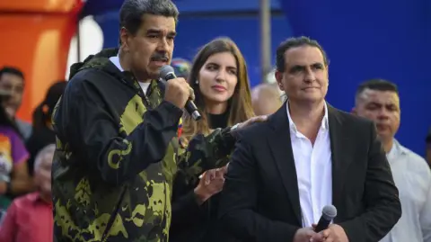 Alex Saab, ahora ministro de Industria del régimen de Maduro, en su momento, fue acusado de ser el testaferro del Presidente.

Para más información del tema, visita: https://www.eleconomista.com.mx/internacionales/maduro-nombra-polemico-empresario-alex-saab-ministro-industria-venezuela-20241018-730613.html

¡Síguenos en nuestras redes sociales para mantenerte informado!

Twitter: https://twitter.com/eleconomista 
Facebook: https://www.facebook.com/ElEconomista.mx
Instagram: https://www.instagram.com/eleconomistamx
LinkedIn: https://www.linkedin.com/company/el-economista/

#ElEconomista #EETV