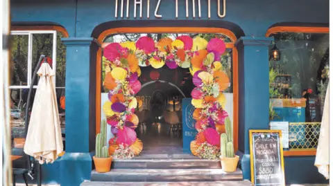 Descubre la esencia de México en Maíz Tinto, donde cada plato celebra la riqueza del mezcal y la autenticidad de la gastronomía tradicional.