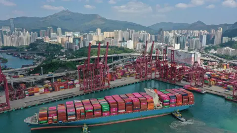 Un barco portacontenedores atracando en la terminal de contenedores de Kwai Chung en Hong Kong.