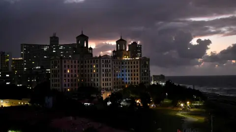 De acuerdo con el informe de EDF, en 2022 "el 48% de los combustibles fósiles utilizados para producir electricidad" a Cuba eran importados.

Para más información del tema, visita: https://www.eleconomista.com.mx/internacionales/cuba-quiere-transitar-energias-renovables-apagon-20241025-731536.html

¡Síguenos en nuestras redes sociales para mantenerte informado!

Twitter: https://twitter.com/eleconomista 
Facebook: https://www.facebook.com/ElEconomista.mx
Instagram: https://www.instagram.com/eleconomistamx
LinkedIn: https://www.linkedin.com/company/el-economista/

#ElEconomista #EETV