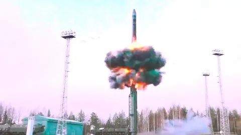 Rusia lleva semanas señalando a Occidente que Moscú responderá si Estados Unidos y sus aliados ayudan a Ucrania a disparar misiles de mayor alcance.

Para más información del tema, visita: https://www.eleconomista.com.mx/internacionales/putin-inicio-ejercicio-entrenamiento-nuclear-estrategico-20241029-731978.html

¡Síguenos en nuestras redes sociales para mantenerte informado!

Twitter: https://twitter.com/eleconomista 
Facebook: https://www.facebook.com/ElEconomista.mx
Instagram: https://www.instagram.com/eleconomistamx
LinkedIn: https://www.linkedin.com/company/el-economista/

#ElEconomista #EETV