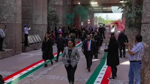 Trabajadores del Poder Judicial realizan una ceremonia para despedir de los jueces y magistrados que renunciaron a las votaciones del año siguiente para mantener sus puestos, con mariachis y aplausos los juzgadores se despiden del Consejo de la Judicatura.