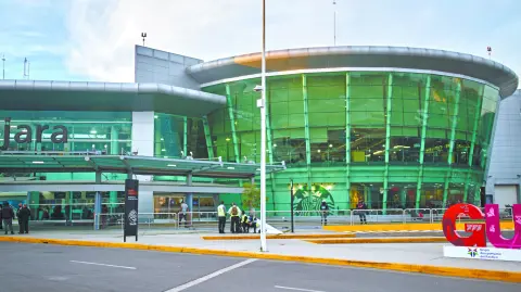 Las obras del próximo quinquenio incluyen, además de un nuevo edificio terminal, un segundo acceso al aeropuerto. Foto: Shutterstock
