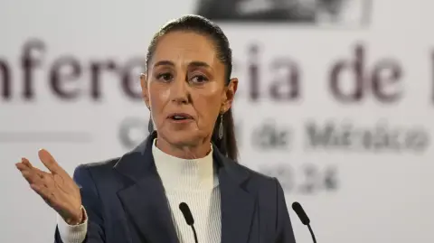 Facebook: https://www.facebook.com/ElEconomista.mx 

Más info: https://www.eleconomista.com.mx/economia/programas-y-obras-prioritarias-11-100-pesos-gasto-estimado-20241118-734655.html

Estos programas y proyectos han sido una constante desde el sexenio pasado y, año con año, han absorbido mayor presupuesto, sobre todo en lo que se refiere a los programas sociales, por lo que expertos han señalado que necesitan ser revisados para que su gasto sea eficiente y, realmente, beneficie a la población.


#ElEconomista #EETV