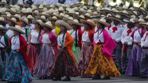 Desfile conmemorativo de la Revolución Mexicana por el 114 aniversario, encabezado por la presidenta de México, Claudia Sheinbaum.