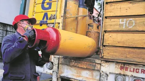 La representación de la Amexgas explicó que en conjunto con el gobierno podrían destinar los recursos a 18 millones de personas que todavía consumen leña en el país; desde octubre, la CRE no ha seguido la dinámica internacional de aumentos, lo que ha recortado el margen en 50% a los empresarios. 

Para más información del tema, visita: https://www.eleconomista.com.mx/empresas/gaseros-piden-sener-eliminen-topes-precios-finales-20241119-734959.html 
Twitter: https://twitter.com/eleconomista 
Sitio web: https://www.eleconomista.com.mx/ 
Facebook: https://www.facebook.com/ElEconomista.mx 

#ElEconomista #CapitalHumano #EETV