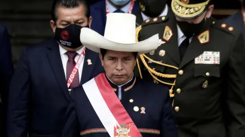 Se prevé que el juicio comience en enero de 2025. Además de Castillo, ha sido acusados también tres de sus ministros para quienes se pide 25 años de cárcel. 

Para más información del tema, visita: https://www.eleconomista.com.mx/internacionales/pedro-castillo-expresidente-peru-ira-juicio-intento-golpe-20241120-735062.html

¡Síguenos en nuestras redes sociales para mantenerte informado!

Twitter: https://twitter.com/eleconomista 
Facebook: https://www.facebook.com/ElEconomista.mx
Instagram: https://www.instagram.com/eleconomistamx
LinkedIn: https://www.linkedin.com/company/el-economista/

#ElEconomista #EETV