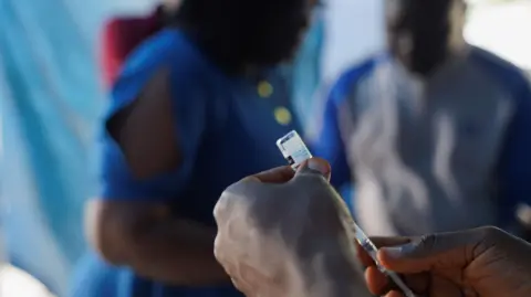 La OMS declaró la emergencia por primera vez en agosto, cuando un brote de una nueva forma de viruela símica, también conocida como "mpox", se propagó desde la República Democrática del Congo.

Para más información del tema, visita: https://www.eleconomista.com.mx/internacionales/oms-asegura-viruela-simica-sigue-siendo-emergencia-salud-20241122-735435.html 

¡Síguenos en nuestras redes sociales para mantenerte informado!

Twitter: https://twitter.com/eleconomista 
Facebook: https://www.facebook.com/ElEconomista.mx
Instagram: https://www.instagram.com/eleconomistamx
LinkedIn: https://www.linkedin.com/company/el-economista/

#ElEconomista #EETV