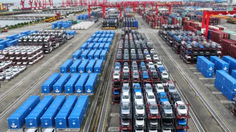 China advirtió este martes que "nadie ganará una guerra comercial", luego de que el presidente electo de Estados Unidos, Donald Trump, anunciara que impondrá un arancel adicional de 10% a las importaciones del gigante asiático.

Para más información del tema, visita: https://www.eleconomista.com.mx/empresas/china-advierte-nadie-ganara-guerra-comercial-nuevo-anuncio-aranceles-trump-20241126-735766.html

¡Síguenos en nuestras redes sociales para mantenerte informado!

Twitter: https://twitter.com/eleconomista 
Facebook: https://www.facebook.com/ElEconomista.mx
Instagram: https://www.instagram.com/eleconomistamx
LinkedIn: https://www.linkedin.com/company/el-economista/

#ElEconomista #EETV