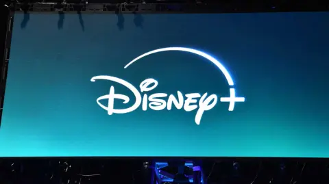 El acuerdo de conciliación, que se presentó ante un tribunal estatal de California, aún requiere la aprobación de un juez, según los abogados.

Para más información del tema, visita: https://www.eleconomista.com.mx/empresas/disney-llega-acuerdo-demanda-sobre-salarios-mujeres-43-millones-dolares-20241126-735773.html

¡Síguenos en nuestras redes sociales para mantenerte informado!

Twitter: https://twitter.com/eleconomista 
Facebook: https://www.facebook.com/ElEconomista.mx
Instagram: https://www.instagram.com/eleconomistamx
LinkedIn: https://www.linkedin.com/company/el-economista/

#ElEconomista #EETV