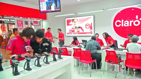 11 de noviembre del 2011. Inicio de operaciones de la empresa Claro de telefonia en diferentes puntos del area metropolitana. En la foto: movimiento comercial de la compañia Claro en la sucursal ubicada en el Paseo de las Flores.