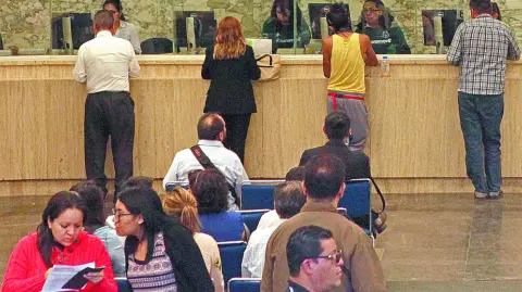 Eduardo Osuna, vicepresidente y director general de BBVA México, subrayó que la banca está sólida, con liquidez y haciendo bien las cosas, e invirtiendo altos niveles de recursos en modelos de tecnología, distribución, y otros.

Para más información del tema, visita: https://www.eleconomista.com.mx/sectorfinanciero/banca-cerrara-2024-solidez-y-solvencia-bbva-mexico-20241209-737587.html 

¡Síguenos en nuestras redes sociales para mantenerte informado!

Twitter: https://twitter.com/eleconomista 
Facebook: https://www.facebook.com/ElEconomista.mx
Instagram: https://www.instagram.com/eleconomistamx
LinkedIn: https://www.linkedin.com/company/el-economista/

#ElEconomista #EETV