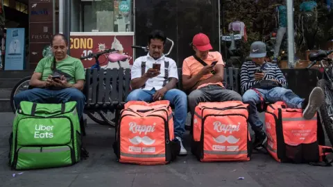 Aunque la reforma del trabajo en apps reconoce una subordinación, dejó la puerta abierta para que una parte de repartidores y conductores sean clasificados como trabajadores independientes. 

Para más información del tema, visita: https://www.eleconomista.com.mx/capital-humano/reforma-plataformas-digitales-quienes-seran-considerados-trabajadores-independientes-20241217-738644.html 

¡Síguenos en nuestras redes sociales para mantenerte informado! 

Twitter: https://twitter.com/eleconomista 
Facebook: https://www.facebook.com/ElEconomista.mx 
Instagram: https://www.instagram.com/eleconomistamx 
LinkedIn: https://www.linkedin.com/company/el-economista/ 

#ElEconomista #EETV