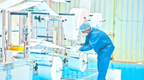 El presidente de la Concanaco, Octavio de la Torre, consideró que las medidas tomadas por el nuevo gobierno deben contemplar un análisis detallado de los sectores y cadenas productivas afectadas, incluyendo los servicios y el comercio. Foto: Especial