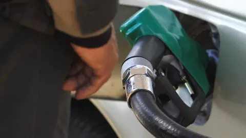 Los incrementos en los precios de las gasolinas y el diésel durante el año se explican por los menores estímulos fiscales que otorgó el gobierno federal en comparación con los dos años anteriores.

Para más información del tema, visita: https://www.eleconomista.com.mx/empresas/gasolinas-diesel-subieron-8-2024-alcanzaron-maximos-historicos-20241223-739548.html

¡Síguenos en nuestras redes sociales para mantenerte informado!

Twitter: https://twitter.com/eleconomista 
Facebook: https://www.facebook.com/ElEconomista.mx
Instagram: https://www.instagram.com/eleconomistamx
LinkedIn: https://www.linkedin.com/company/el-economista/

#ElEconomista #EETV