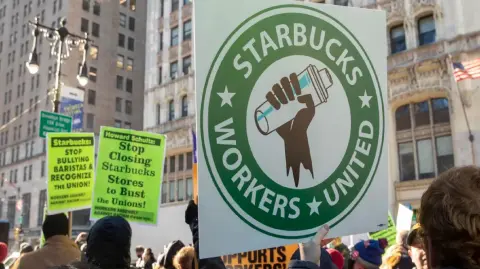 La huelga en Starbucks se extenderá a más de 300 tiendas de Estados Unidos este martes, cuando se espera que más de 5,000 empleados abandonen su puesto antes de que el paro laboral de cinco días termine más tarde en la víspera de Navidad, dijo el sindicato de trabajadores.

Para más información del tema, visita: https://www.eleconomista.com.mx/empresas/huelga-starbucks-extendera-300-locales-eu-nochebuena-20241224-739581.html

¡Síguenos en nuestras redes sociales para mantenerte informado!

Twitter: https://twitter.com/eleconomista 
Facebook: https://www.facebook.com/ElEconomista.mx
Instagram: https://www.instagram.com/eleconomistamx
LinkedIn: https://www.linkedin.com/company/el-economista/

#ElEconomista #EETV