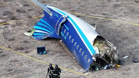 Un avión de pasajeros Embraer que volaba de Azerbaiyán a Rusia se estrelló este miércoles cerca de la ciudad de Aktau en Kazajstán, causando la muerte de 38 personas, mientras 29 supervivientes recibían tratamiento hospitalario, según informaron las autoridades kazajas.

Para más información del tema, visita: https://www.eleconomista.com.mx/internacionales/avion-azerbaijan-airlines-estrello-kazajistan-20241225-739631.html

¡Síguenos en nuestras redes sociales para mantenerte informado!

Twitter: https://twitter.com/eleconomista 
Facebook: https://www.facebook.com/ElEconomista.mx
Instagram: https://www.instagram.com/eleconomistamx
LinkedIn: https://www.linkedin.com/company/el-economista/

#ElEconomista #EETV