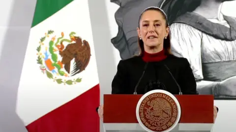 La presidenta Claudia Sheinbaum aseguró que el precio medio de la gasolina ronda actualmente los 23 pesos por litro, pero existen lugares donde se venden por arriba de 26 pesos por litro.

Para más información del tema, visita: https://www.eleconomista.com.mx/politica/gobierno-mexico-buscara-regular-precios-gasolina-20241230-740013.html 

¡Síguenos en nuestras redes sociales para mantenerte informado!

Twitter: https://twitter.com/eleconomista 
Facebook: https://www.facebook.com/ElEconomista.mx
Instagram: https://www.instagram.com/eleconomistamx
LinkedIn: https://www.linkedin.com/company/el-economista/

#ElEconomista #EETV