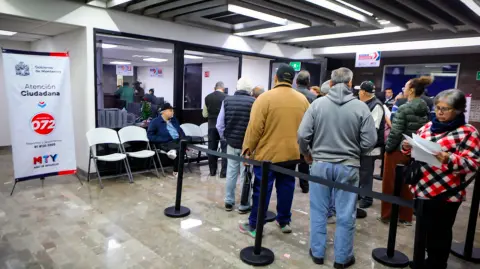 Contribuyentes pagan el impuesto predial en Monterrey.