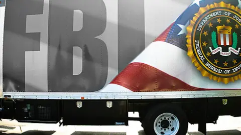 El funcionario ha celebrado este jueves una rueda de prensa desde Nueva Orleans en la que, acompañado del gobernador de Luisiana, Jeff Landry, y otras autoridades, ha asegurado que el atropello fue "un acto de terrorismo" en solitario.

Para más información del tema, visita: https://www.eleconomista.com.mx/internacionales/fbi-asegura-existe-vinculo-atentado-nueva-orleans-explosion-vegas-20250102-740342.html

¡Síguenos en nuestras redes sociales para mantenerte informado!

Twitter: https://twitter.com/eleconomista 
Facebook: https://www.facebook.com/ElEconomista.mx
Instagram: https://www.instagram.com/eleconomistamx
LinkedIn: https://www.linkedin.com/company/el-economista/

#ElEconomista #EETV